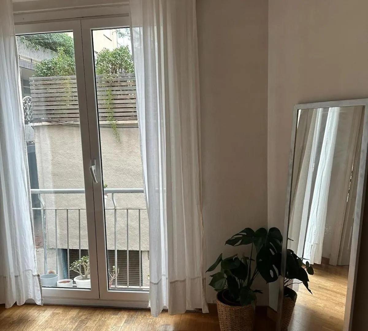 Rooms In Spacious Apartment In City Center Barcelona