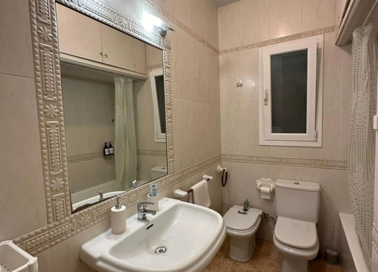 Rooms In Spacious Apartment In City Center Barcelona