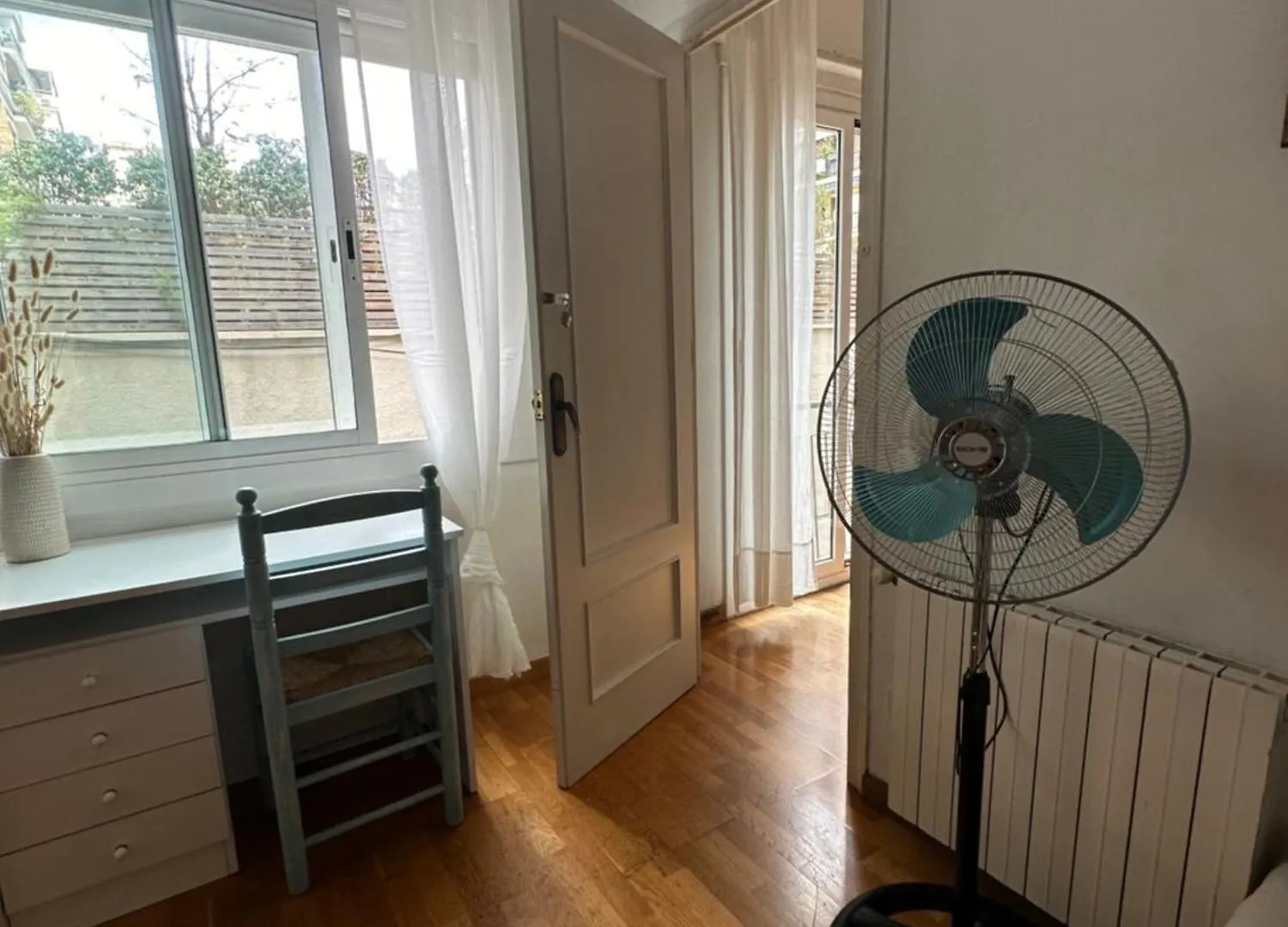 Rooms In Spacious Apartment In City Center Barcelona