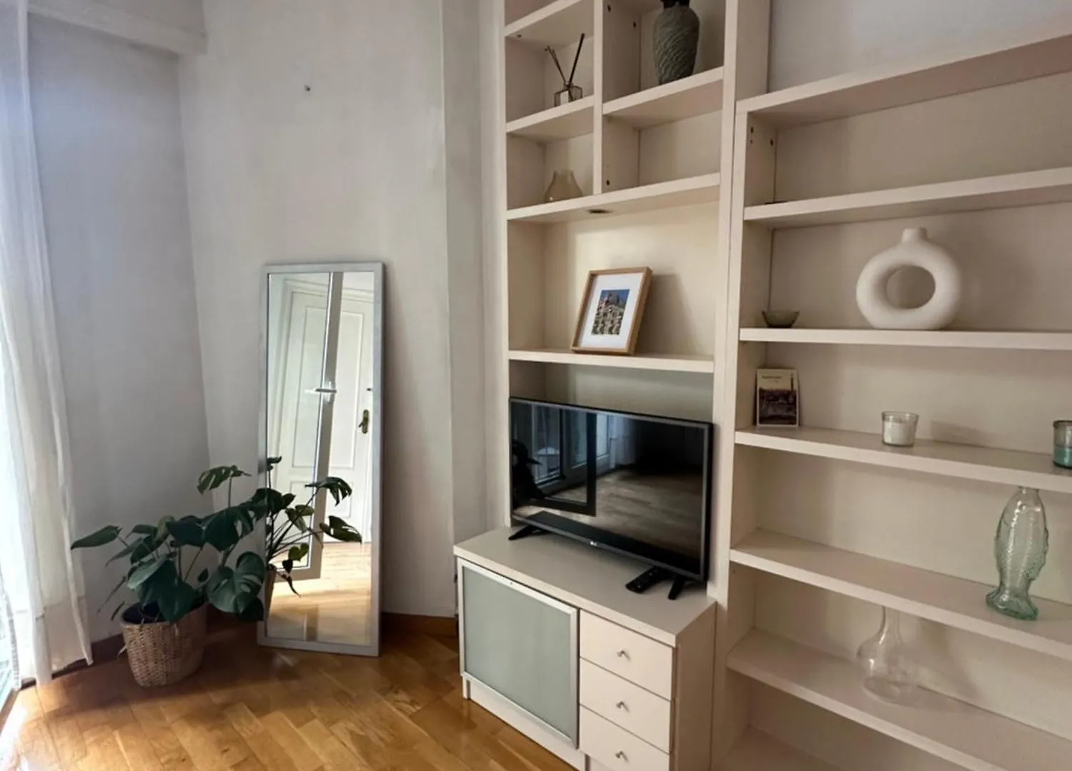 Rooms In Spacious Apartment In City Center Barcelona Spain